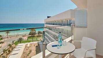 Een minibar, een kluis op de kamer, een bureau, verduisterende gordijnen