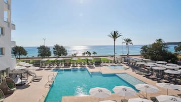 Een binnenzwembad, een buitenzwembad