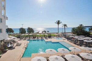Una piscina techada, una piscina al aire libre