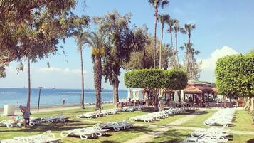 Plage, chaises longues, serviettes de plage, bar de plage