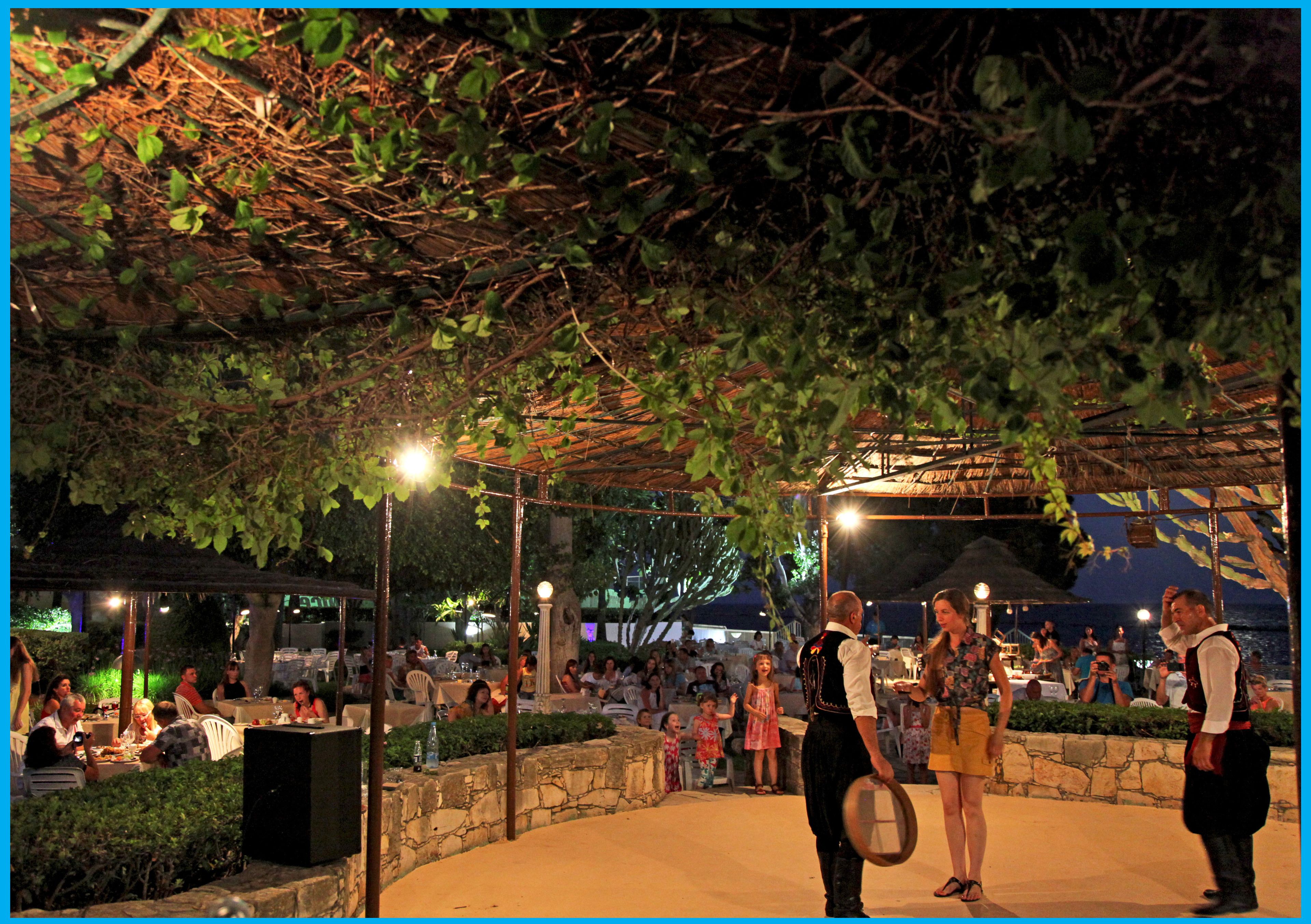 2 restaurants, breakfast, lunch, dinner served; international cuisine