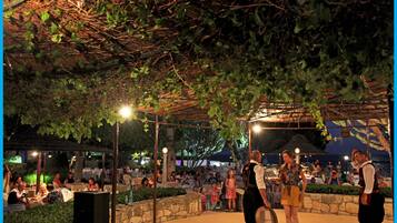 2 restoran, melayani sarapan, makan siang; sajian masakan internasional