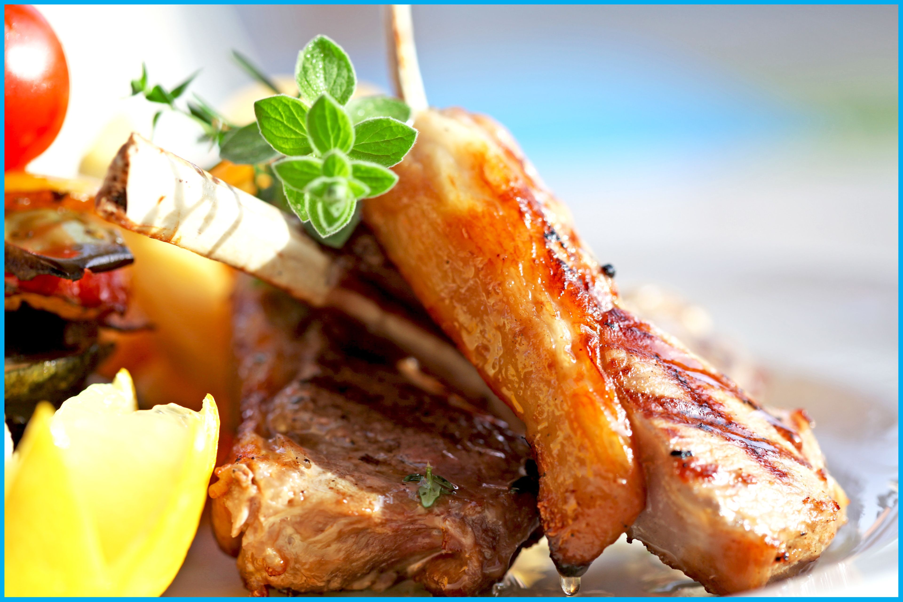 Carne a la parrilla con verduras y hierbas.