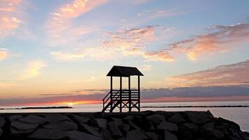 Bagian depan properti - sore/malam