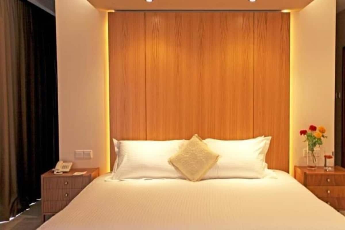 Minibar, värdeförvaringsskåp på rummet, skrivbord och ljudisolering