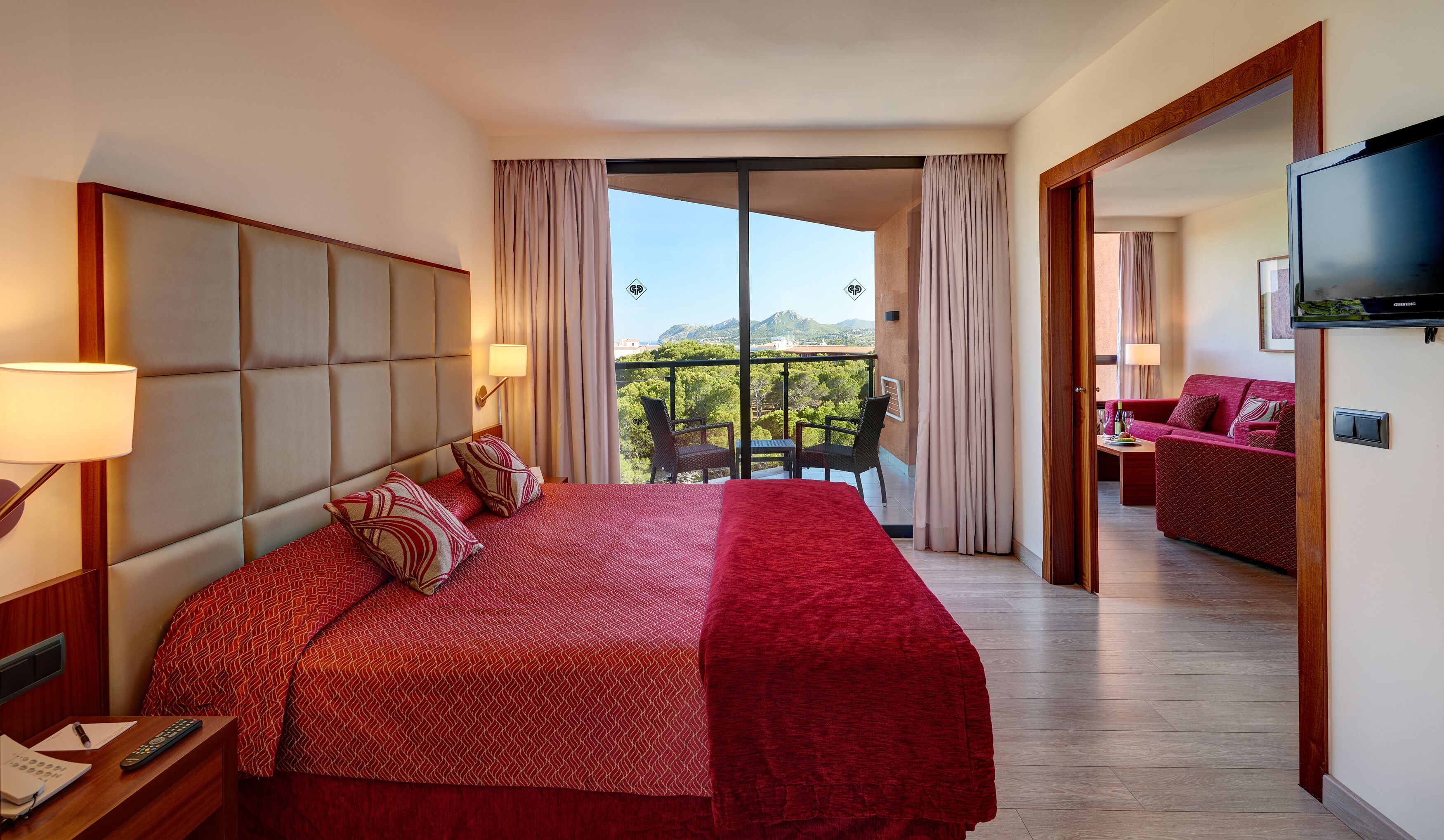 junior suite, hot tub (superior) | 1 bedroom, minibar, desk, blackout curtains