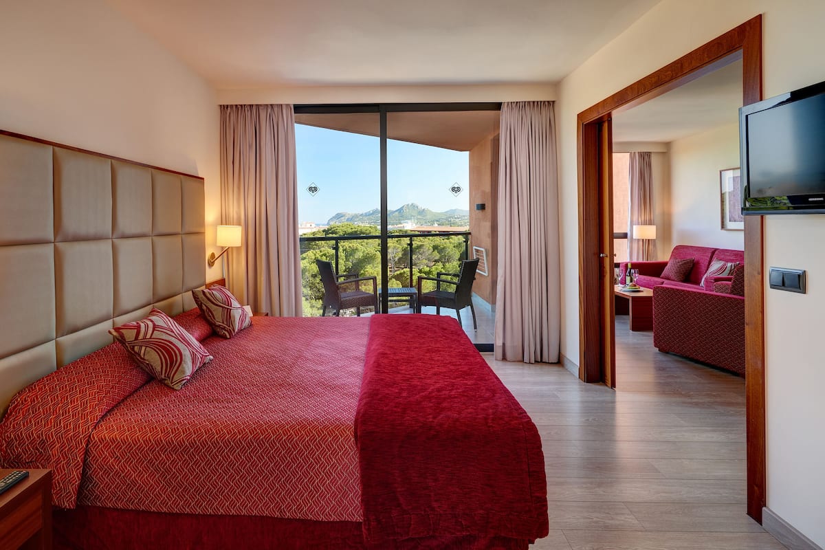 junior suite, hot tub (superior) | 1 bedroom, minibar, desk, blackout curtains