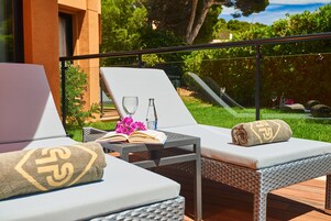 Suite junior, terraza, planta baja (Select) | 1 dormitorio, minibar, escritorio y cortinas opacas