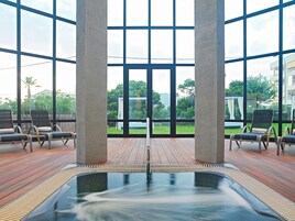 Bañera de hidromasaje cubierta