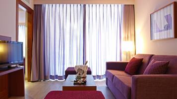 Suite Junior, terrasse (Family) | 1 chambre, minibar, bureau, rideaux occultants