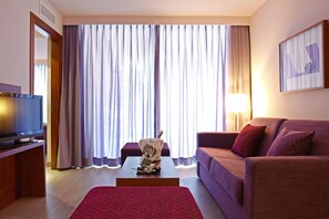 Suite Junior, terrasse (Family) | 1 chambre, minibar, bureau, rideaux d’obscurcissement