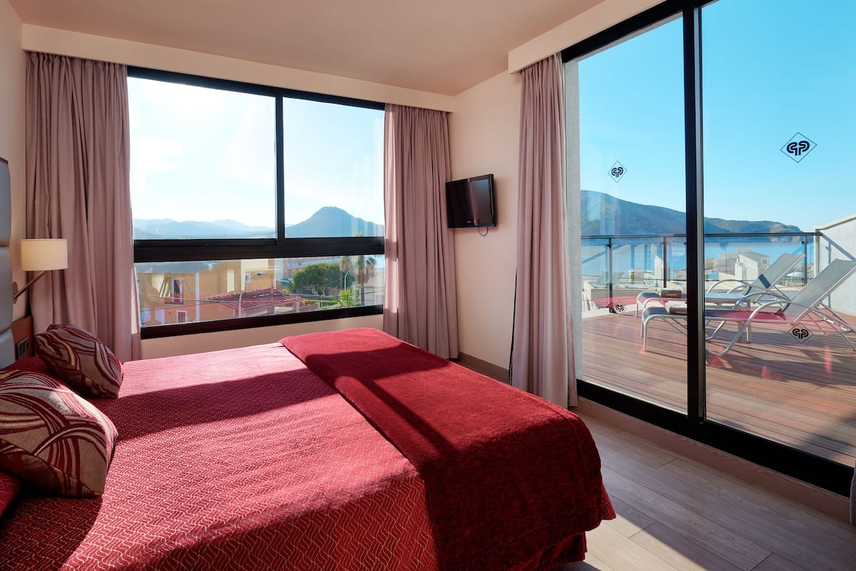 junior suite, terrace (deluxe) | 1 bedroom, minibar, desk, blackout curtains