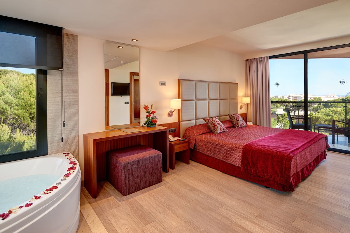 junior suite, hot tub (superior) | 1 bedroom, minibar, desk, blackout curtains