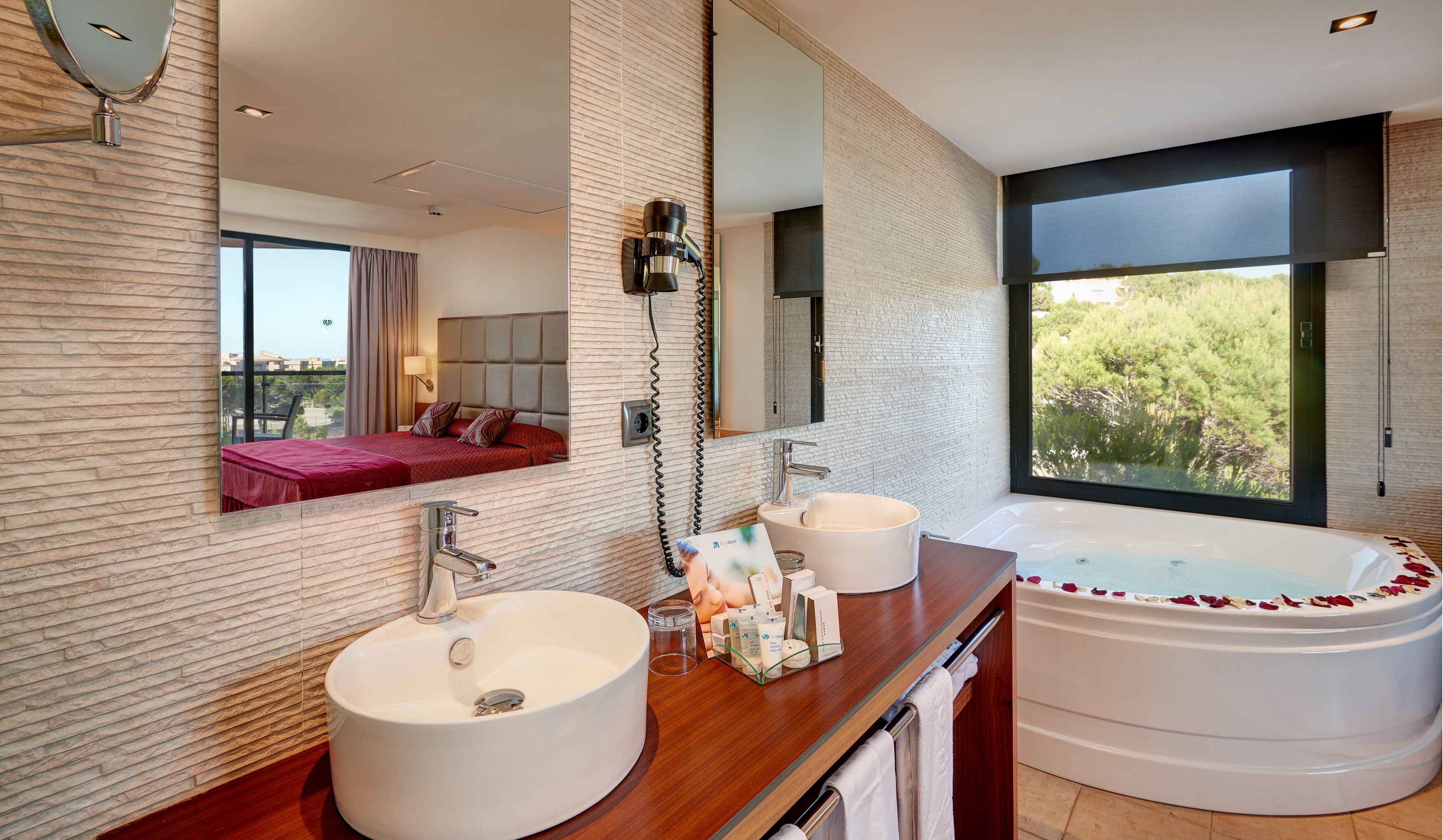 junior suite, hot tub (superior) | jetted bathtub