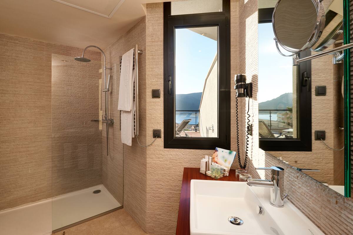junior suite, terrace (deluxe) | bathroom | hair dryer, towels