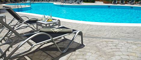 Una piscina cubierta, una piscina al aire libre