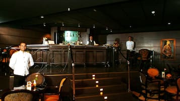 3 bares, piano bar, bar de cervezas