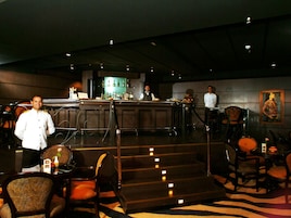3 bares/lounges, piano bar, cervejaria