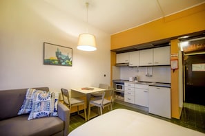 Hypo-allergenic bedding, down duvets, in-room safe, free WiFi