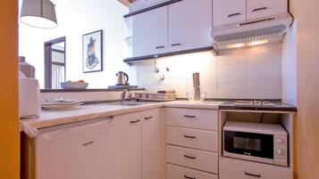 Réfrigérateur, micro-ondes, plaque de cuisson