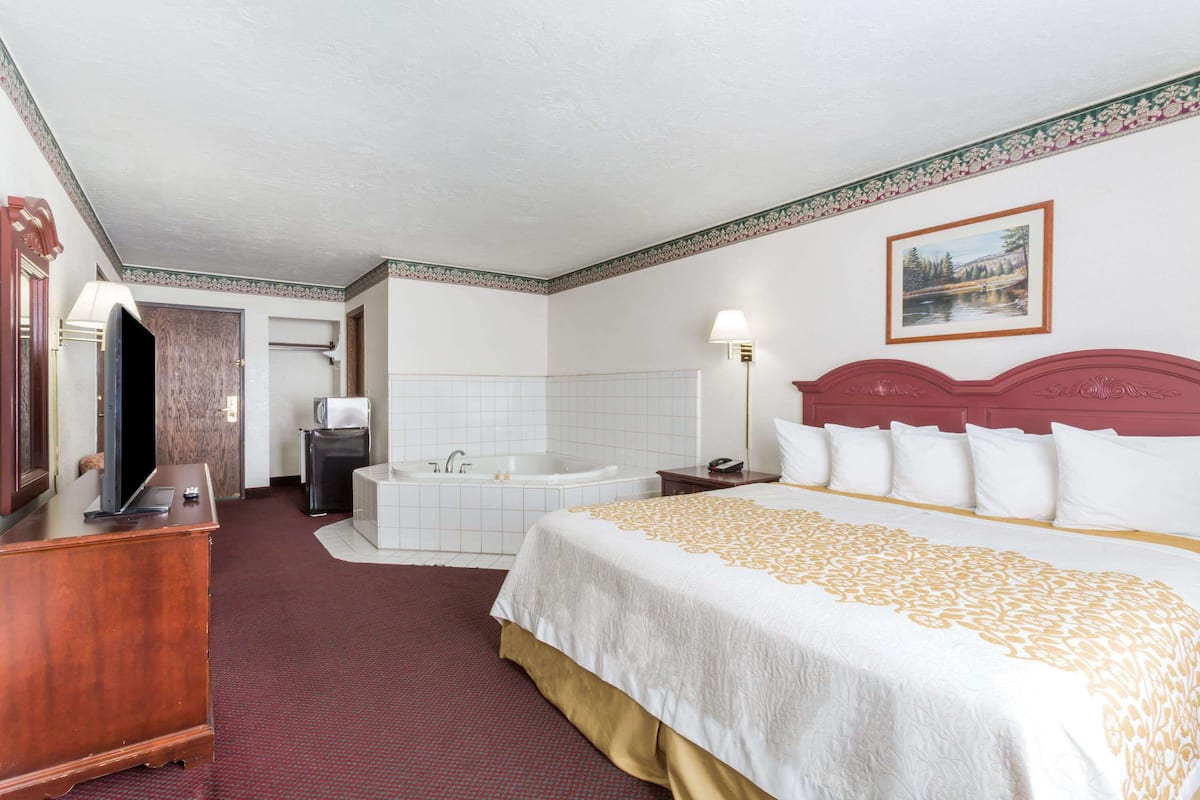 Suite, 1 cama de matrimonio grande | Ropa de cama de alta calidad, escritorio, cortinas opacas
