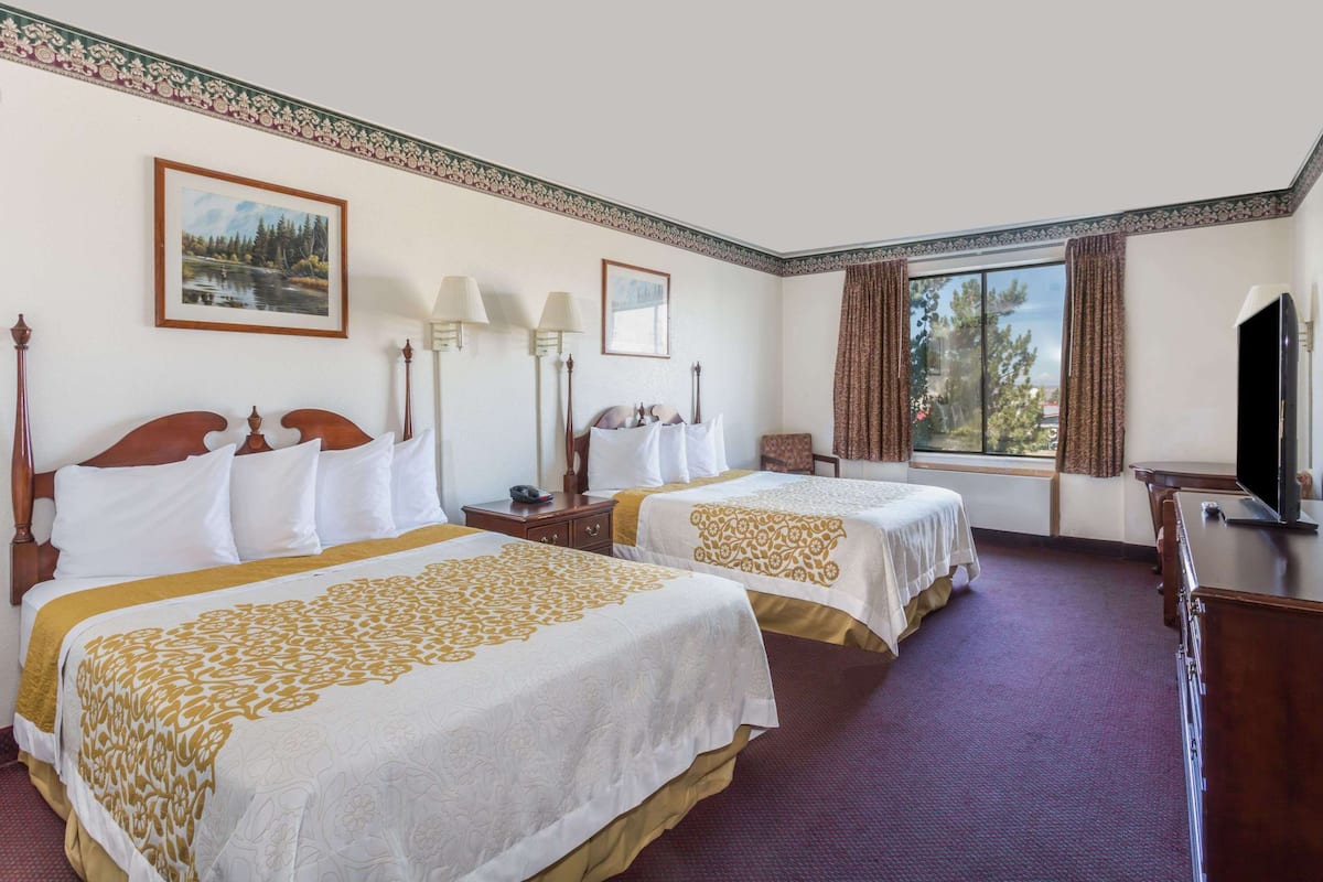 Habitación estándar, 2 camas de matrimonio | Ropa de cama de alta calidad, escritorio, cortinas opacas