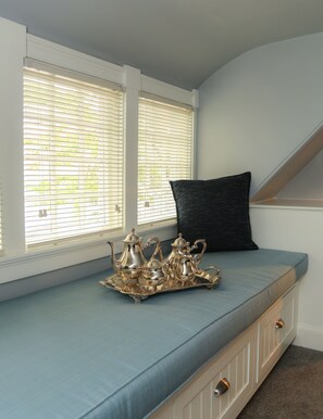Luxury Suite, 2 Bedrooms, Kitchen, Marina View | Egyptian cotton sheets, premium bedding, pillow-top beds, in-room safe - Almondy Inn (Newport)