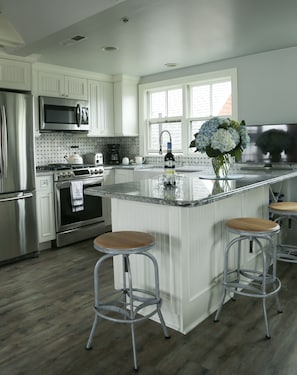 Luxury Suite, 2 Bedrooms, Kitchen, Marina View | Private kitchen - Almondy Inn (Newport)