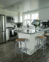 Lúxussvíta - 2 svefnherbergi - eldhús - útsýni yfir smábátahöfn | Einkaeldhús | Kaffivél/teketill