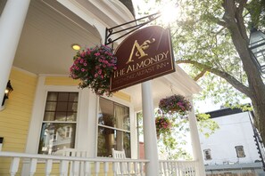 Porch - Almondy Inn (Newport)