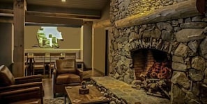 Lounge - Dancing Bear Lodge (Townsend)