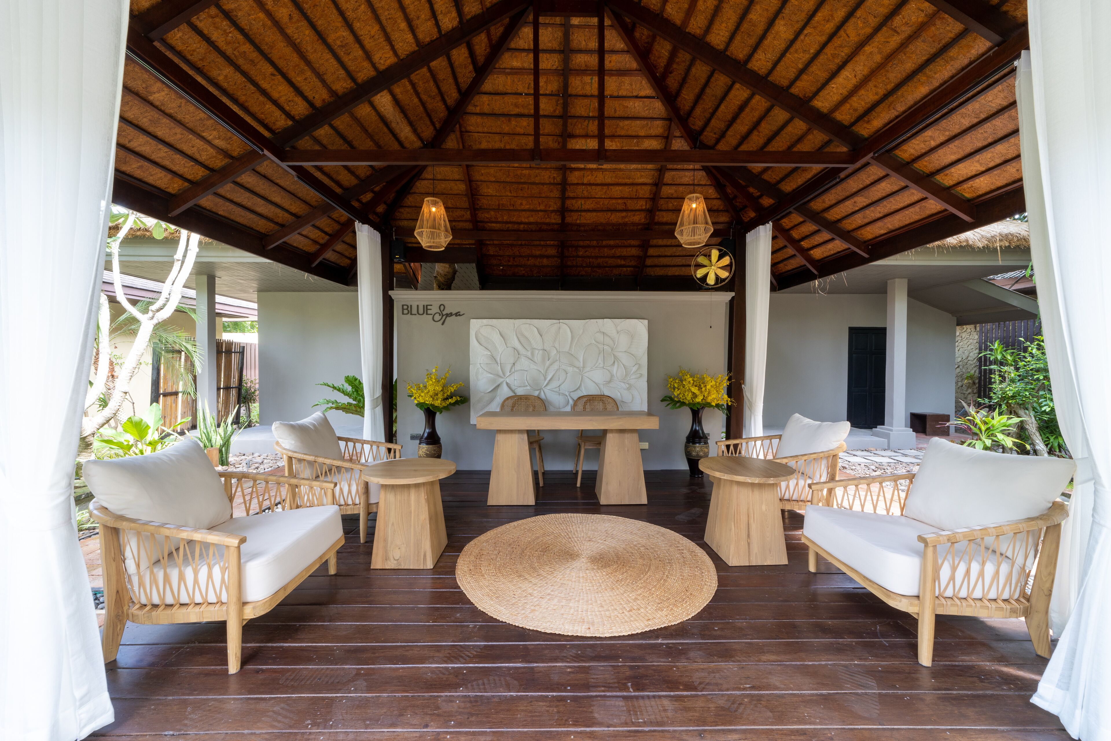 couples treatment room(s), deep-tissue massages, thai massages