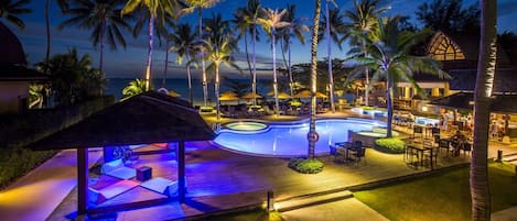 3 piscines extérieures, parasols de plage, chaises longues