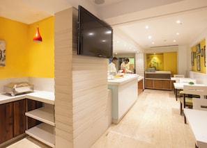 Desayuno buffet diario (INR 800 por persona)