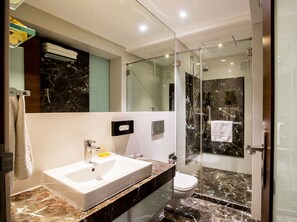 Ücretsiz banyo/kozmetik ürünleri, saç kurutma makinesi, havlu 