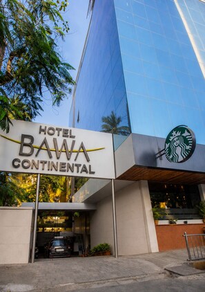 Ein Hotelschild für 'Hotel Bawa Continental' mit einem Starbucks-Logo.