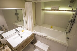 Super Deluxe Room | Premium bedding, in-room safe, desk, soundproofing - Hotel Bawa Continental (Mumbai)