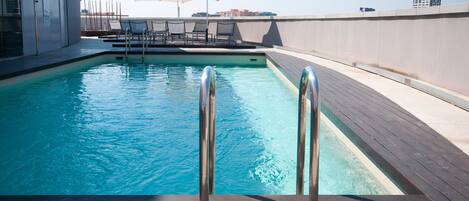 Sesongbasert utendørsbasseng, bassengparasoller og solsenger