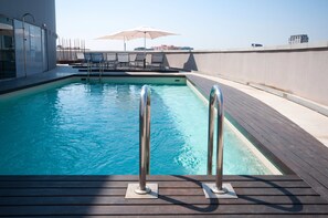 Seasonal outdoor pool, pool umbrellas, pool loungers - Hotel Barcelona Condal Mar Affiliated by Meliá (Barcelona)
