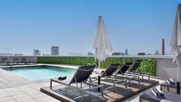 Piscine extérieure (ouverte en saison), parasols de plage