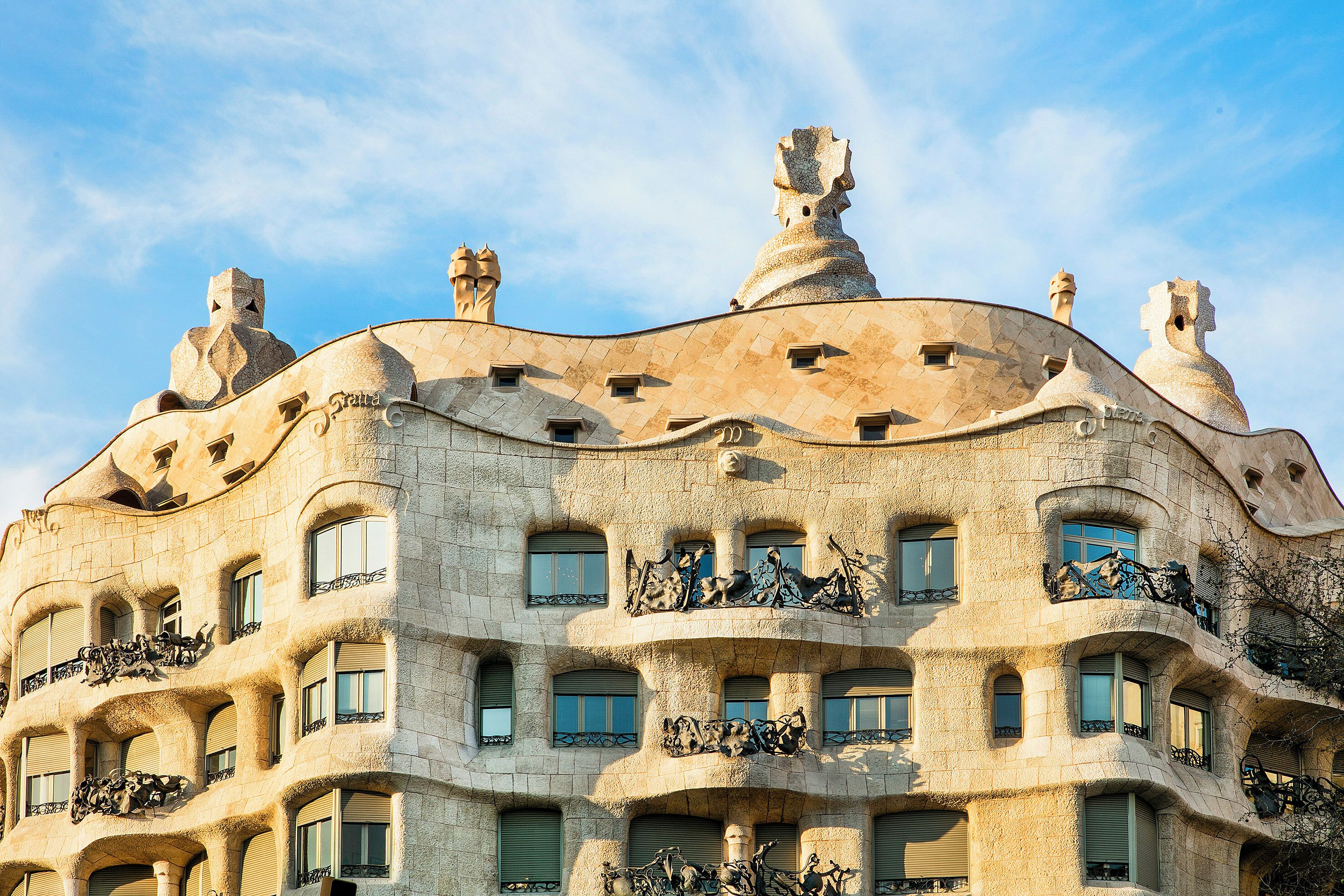 Un edificio con un diseño arquitectónico único, que presenta múltiples balcones y ventanas.