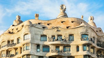 Un edificio con un diseño arquitectónico único, que presenta múltiples balcones y ventanas.