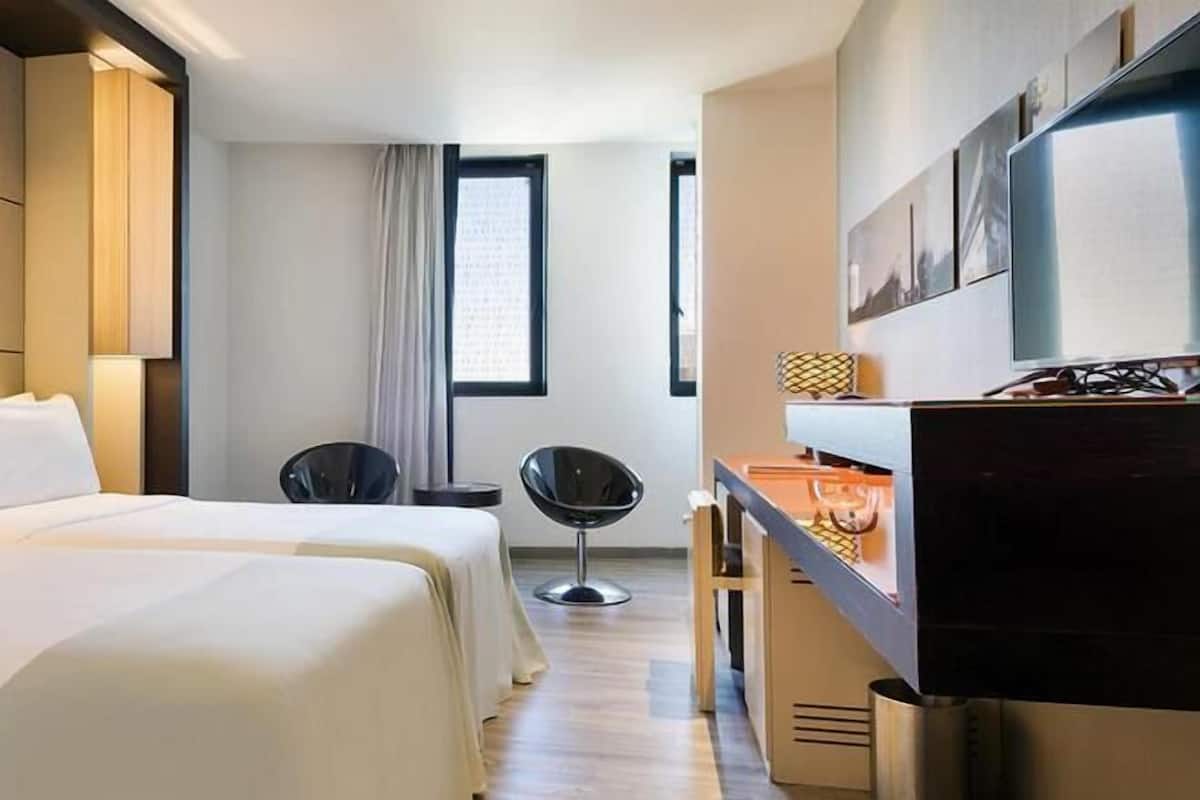 1 bedroom, down duvets, minibar, in-room safe