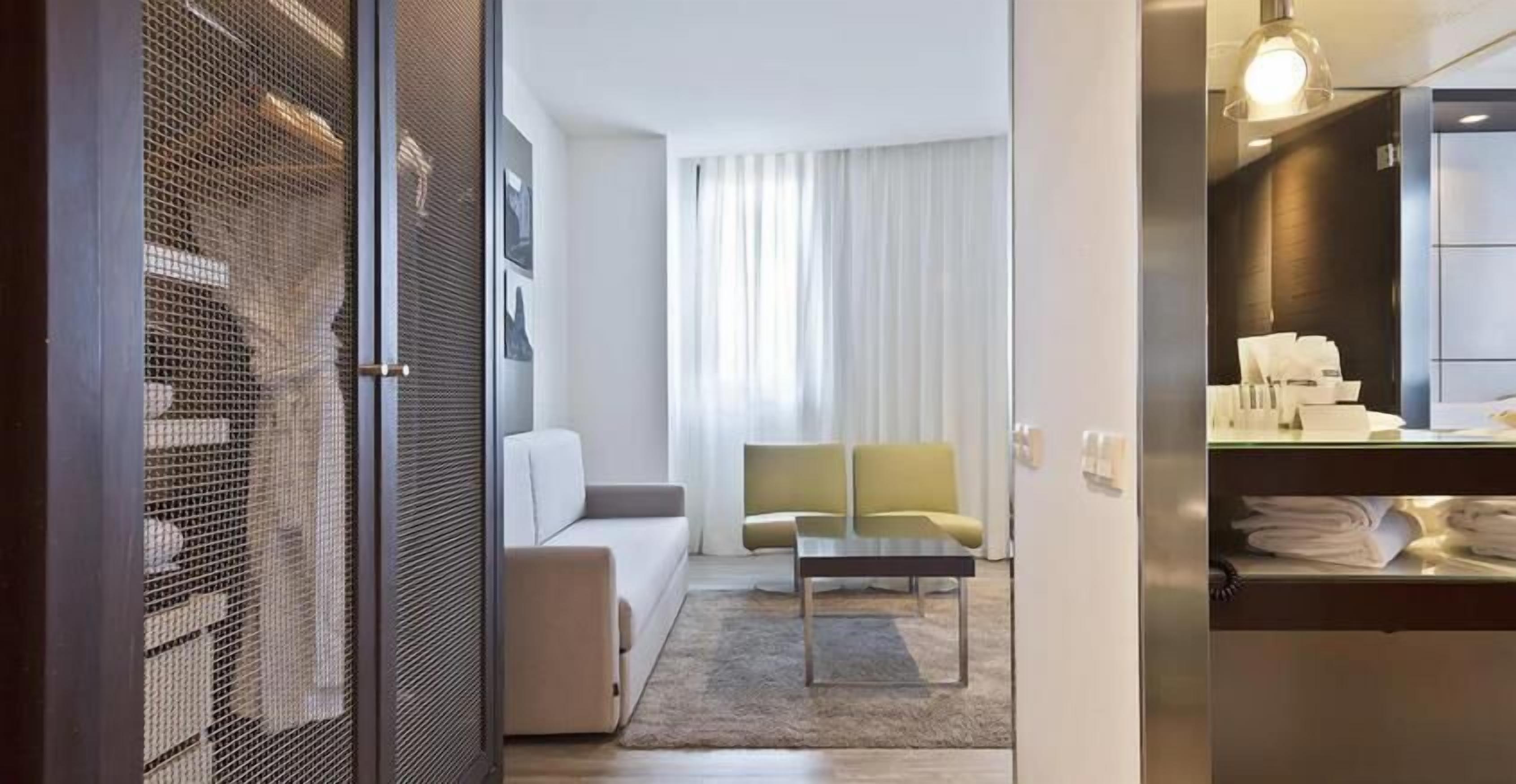 Living area | 21-inch TV with satellite channels