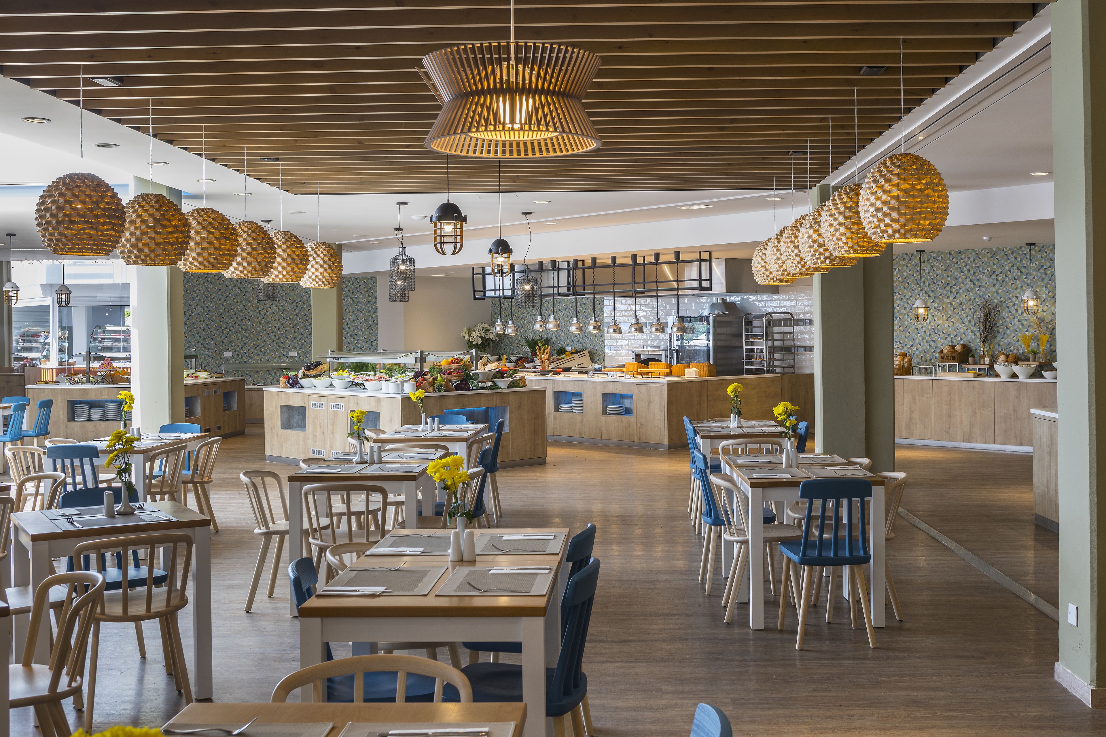 6 restaurants, lunch, dinner, brunch served; international cuisine