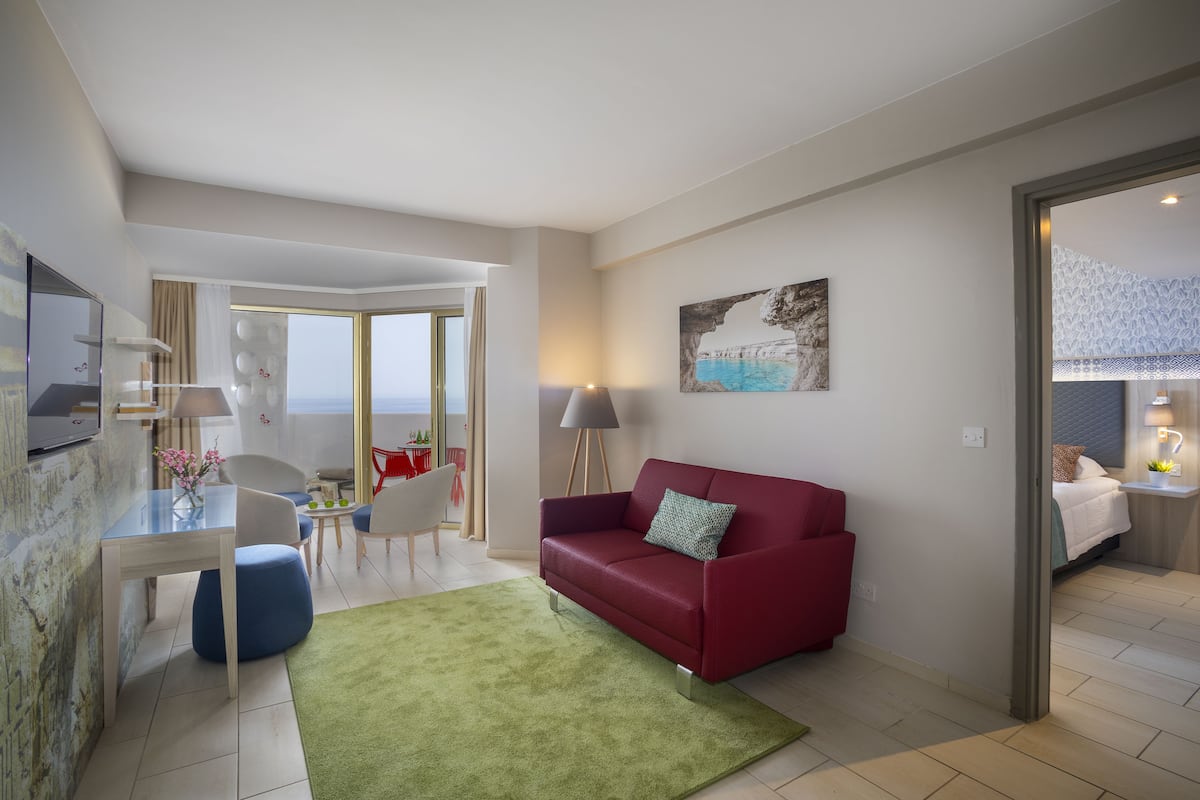 executive suite, sea view | 1 bedroom, minibar, soundproofing, free wifi