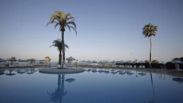 2 piscinas al aire libre, sombrillas, sillones reclinables de piscina