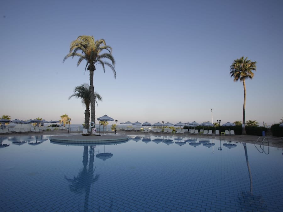 2 piscinas externas, guarda-sóis, espreguiçadeiras