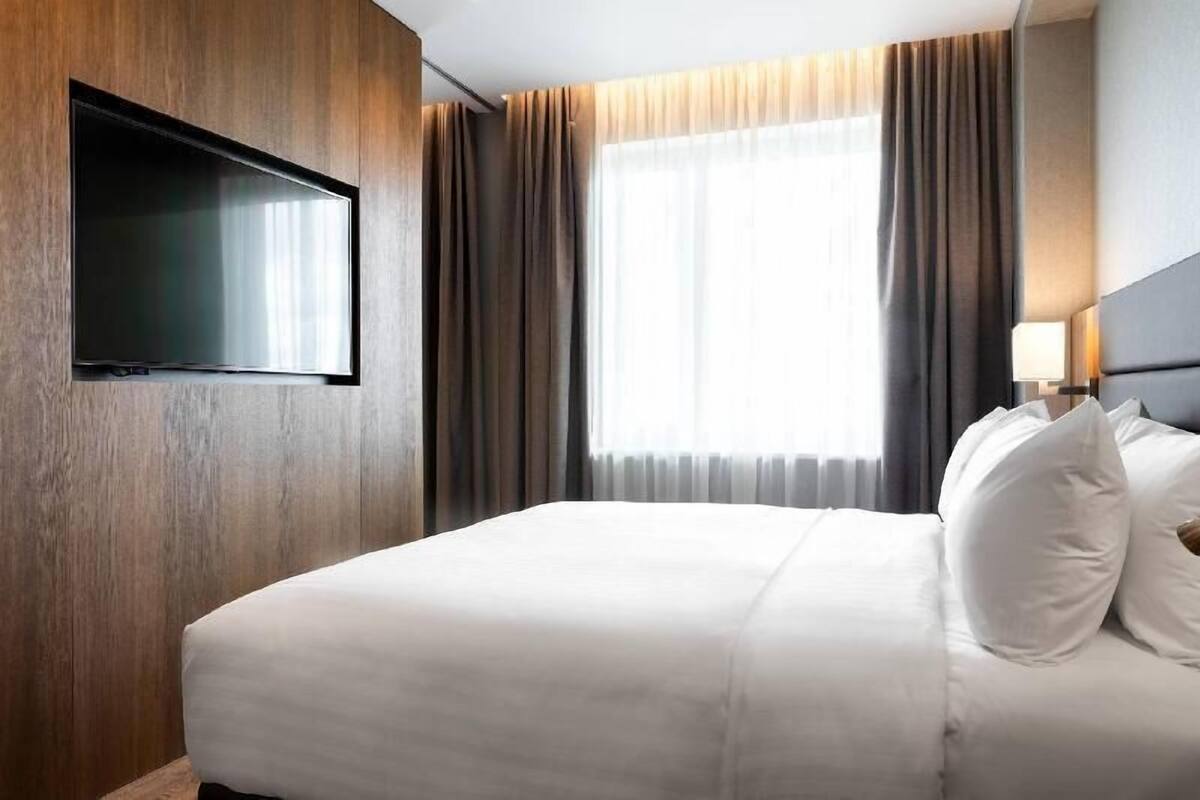 Minibar, in-room safe, desk, iron/ironing board