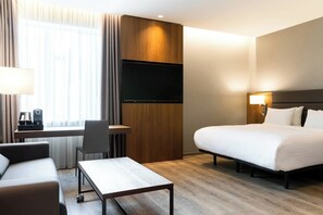 Minibar, in-room safe, desk, iron/ironing board - AC Hotel by Marriott Riga (Riga)